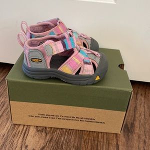 Like new toddler girl Keen size 4
